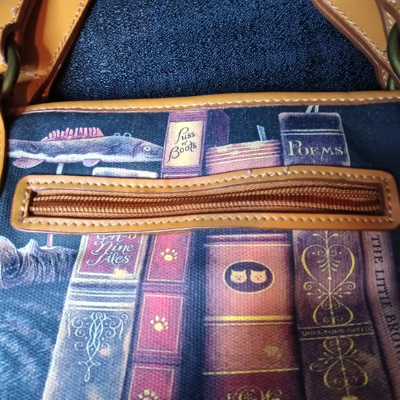 Large Cat in Library Purse - Picture 4 of 5